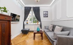 Velvet Crema Stay - 2Br For 4 - Old Town